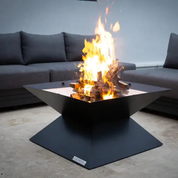 Fire pit Blowvolt în funcțiune, vatră de foc exterior cu flacără activă în grădină