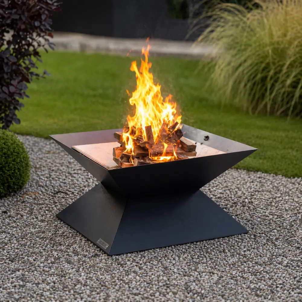 Fire pit exterior Blowvolt aprinsă în curte