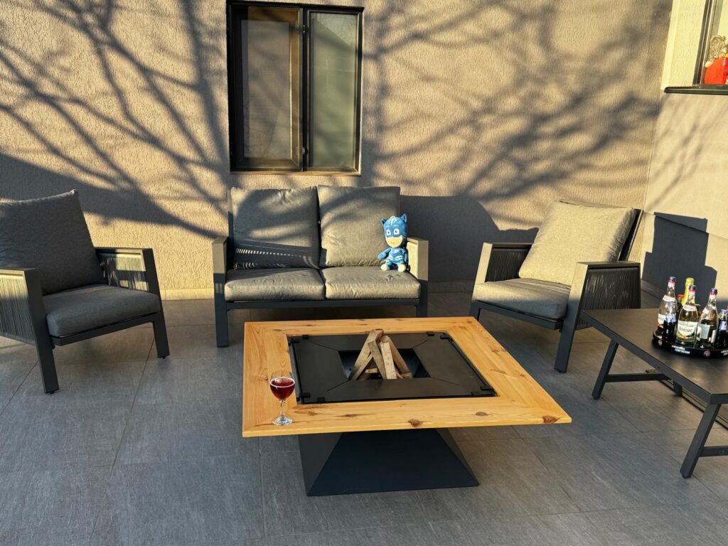 Fire Pit Blowvolt Pyramide instalată în curtea unui client