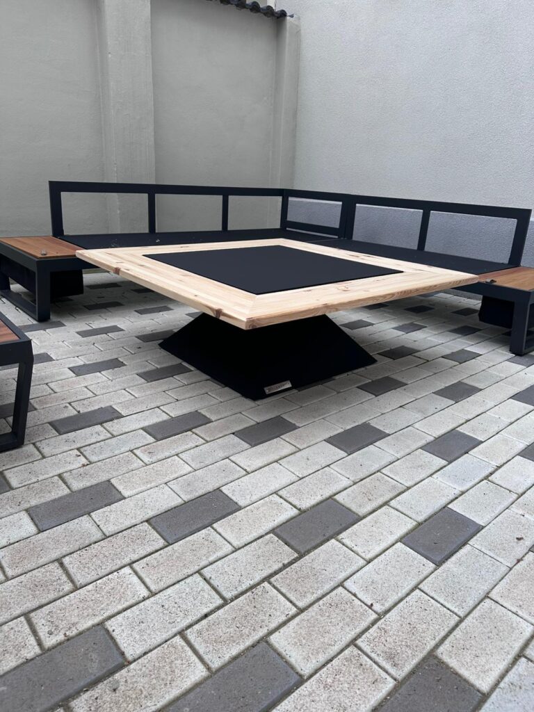 Gratarul Blowvolt în curtea unui client folosit ca masa de gradina