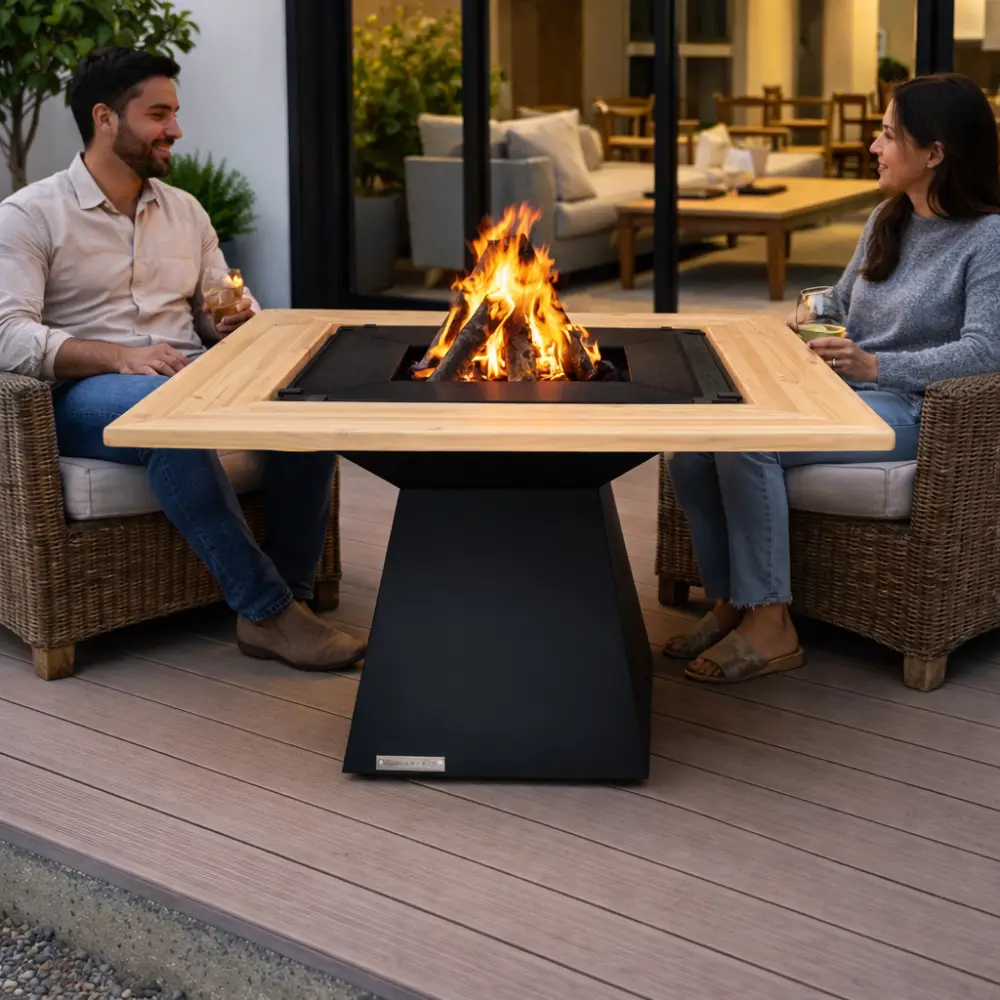 BlowVolt Axis masă firepit cu vatră de foc în grădină – prieteni în jurul focului pe terasă, ambianță exterior seară
