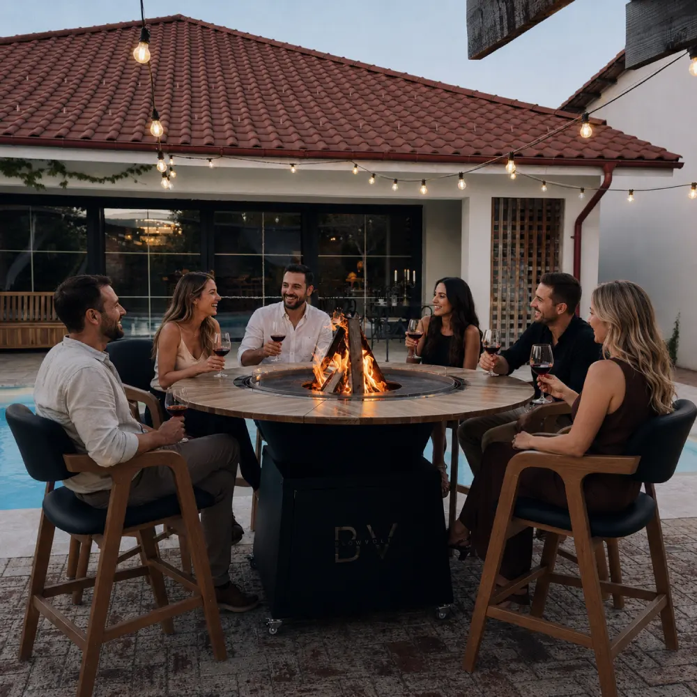 Vatra de foc Sphera 900 aprinsă, familia adunată la masă – fire pit grădină