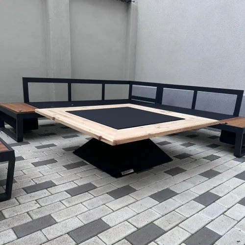 BlowVolt Pyramide folosit ca masă de grădină pe terasă – grătar cu plită 4 în 1, blat lemn pin 120x120 cm